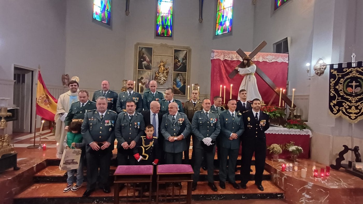 Los agentes destacados en el puesto de Laviana, tras acudir a la misa en honor a la Virgen del Pilar.