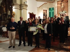 Juan Rodríguez y Raquel Fresno reciben la Avellana de Oro, acompañados por miembros de la Coral.