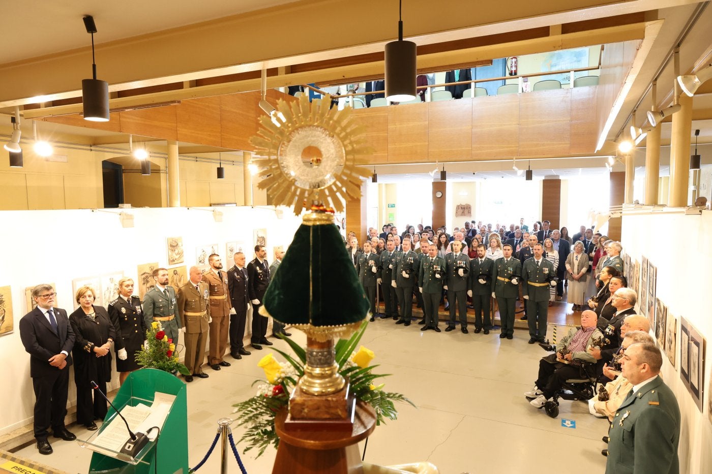 El vestíbulo de Artes y Oficios volvió a acoger la celebración de la Guardia Civil, presidida por la Virgen del Pilar.