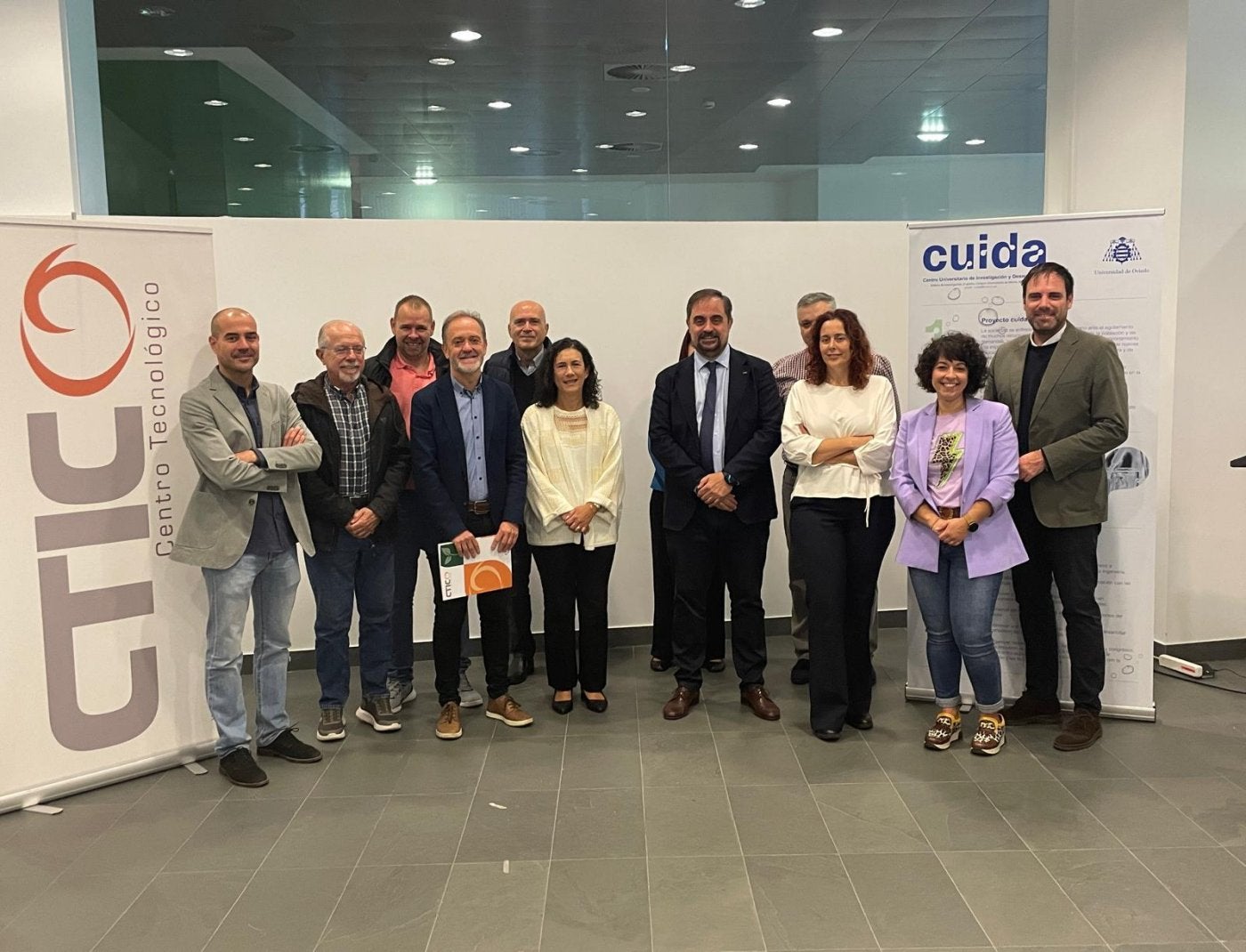 Investigadores de CTIC y el Centro Universitario de Investigación y Desarrollo del Agua (CUIDA), junto a la vicerrectora de Investigación, Irene Díaz, y el director general de CTIC, Pablo Coca, (en el centro) tras la firma del convenio entre las dos entidades, en Mieres.