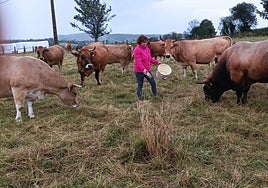 La tinetense María Ángeles Díez, a la derecha y con blusa negra, durante el acto.