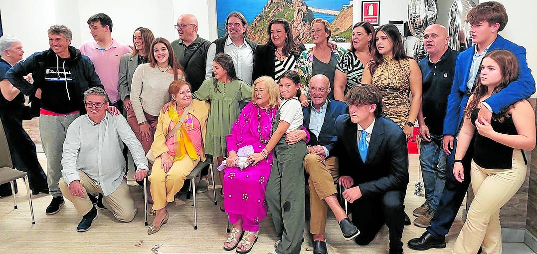 Virginia Álvarez-Buylla, que cumplió 80 años, junto a su marido Josechu Valdés y su gran familia.