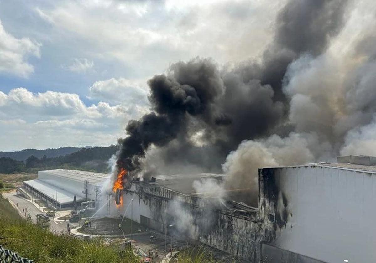 Incendio en la plantona de Cogersa el pasado mes de abril.