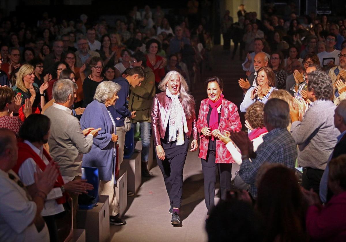 María Pagés y Carmen Linares fueron aplaudidas a su llegada a la Fábrica de Armas.