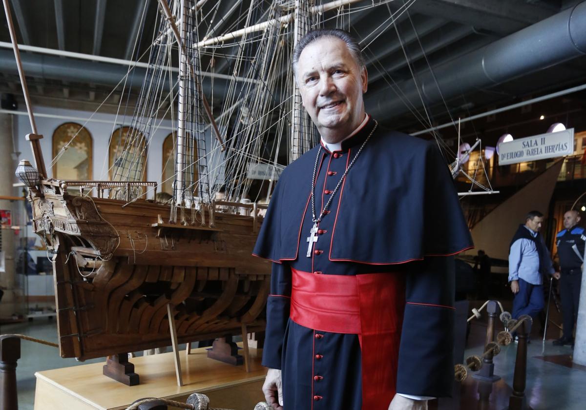 El cardenal Fernández Artime, ante una de las maquetas del Museo Marítimo, tras el acto oficial.