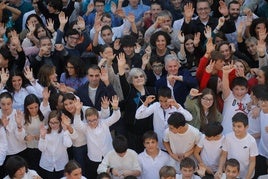 Los alumnos dieron una calurosa bienvenida a Ingrid Daubechies, quien se fotografió animada con ellos.