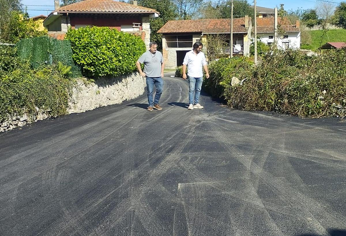 Miguel Ángel Alonso y Enrique Riestra comprueban el estado de las obras.