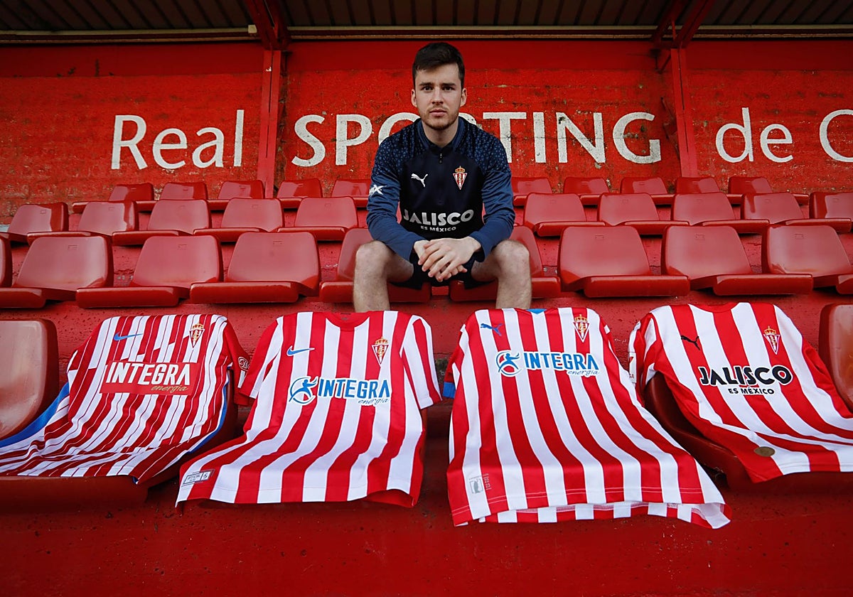 Guille Rosas, posando con varias de las camisetas que ha vestido en el Sporting.
