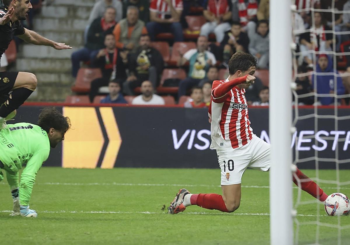 Nacho Méndez dribla al meta del Castellón y apenas sin ángulo marca el tanto que suponía el empate momentáneo.