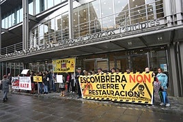 Miembros de la Plataforma contra la quema de basura en las cuencas, ayer, ante el registro del Principado, tras la entrega de las firmas.