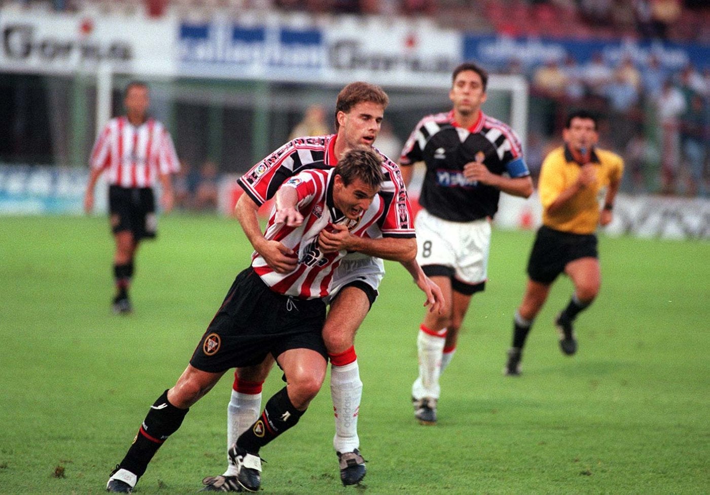 Isma Piñera trata de cortar el avance de Arenaza, jugador del Logroñés, en 1999.