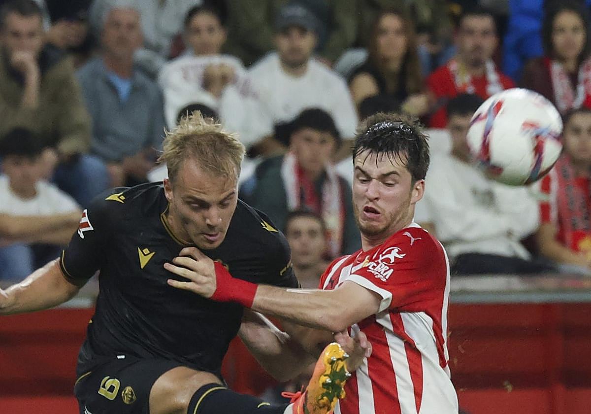 Guille Rosas, el lunes, disputando un balón con Van den Belt.