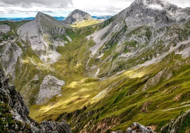 Paisaje de las Ubiñas: mirando desde los altos el refugio del Meicín