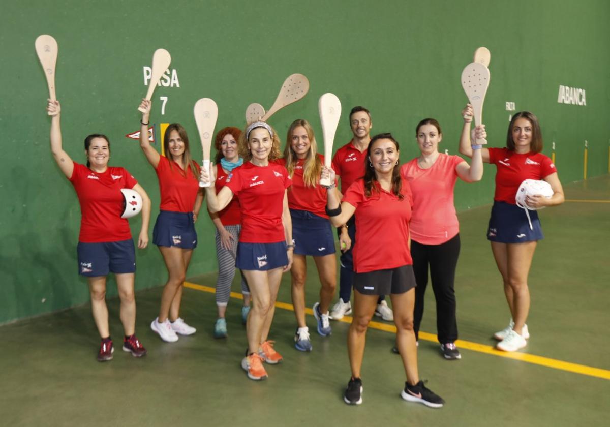 Por la izquierda, Rebeca Meana, EvaGonzález, Mónica López, Begoña González, Laura Samaniego, Roberto Costales, Elena Suárez, Ana Huergo y María Fernández.