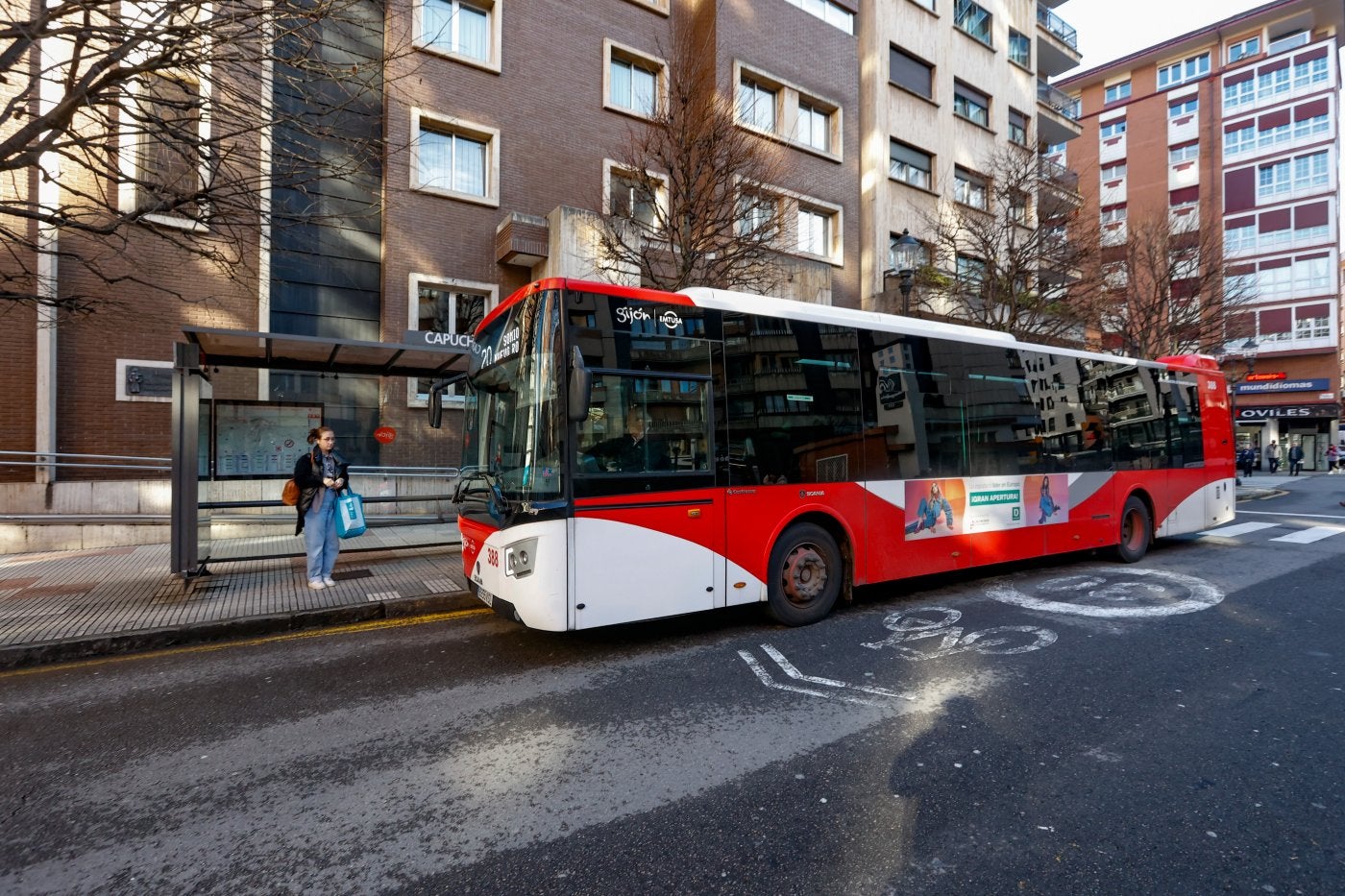 Un autobús de EMTUSA, a su llegada a la parada de los Capuchinos.