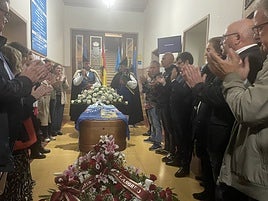 Gran parte de la Corporación recibe y honra al edil fallecido en el Ayuntamiento. Cientos de vecinos lo acompañaron hasta la iglesia de Sama.