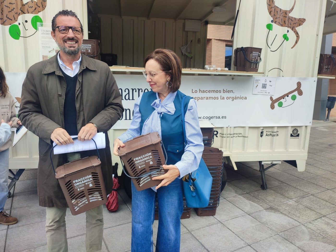 La gerente de Cogersa, Paz Orviz, junto al alcalde, Eloy Alonso.