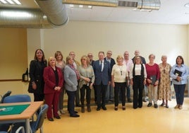 Alfredo Canteli, Covadonga Díaz y Charo Suárez con los miembros de la coral Dafne en Teatinos.