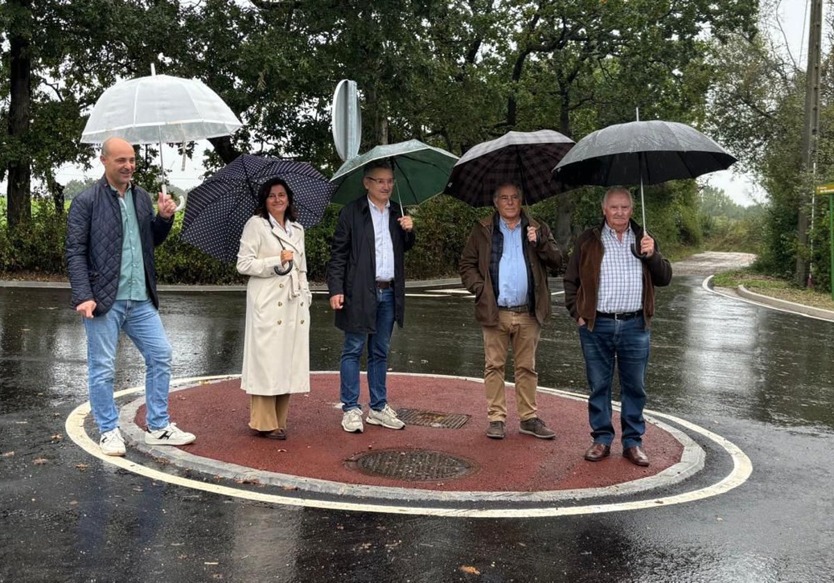 El concejal Gilberto Villoria, con la directora general de Infraestructuras, María López Castro, técnicos municipales y responsables vecinales, en la nueva rotonda del camín de la Piti.