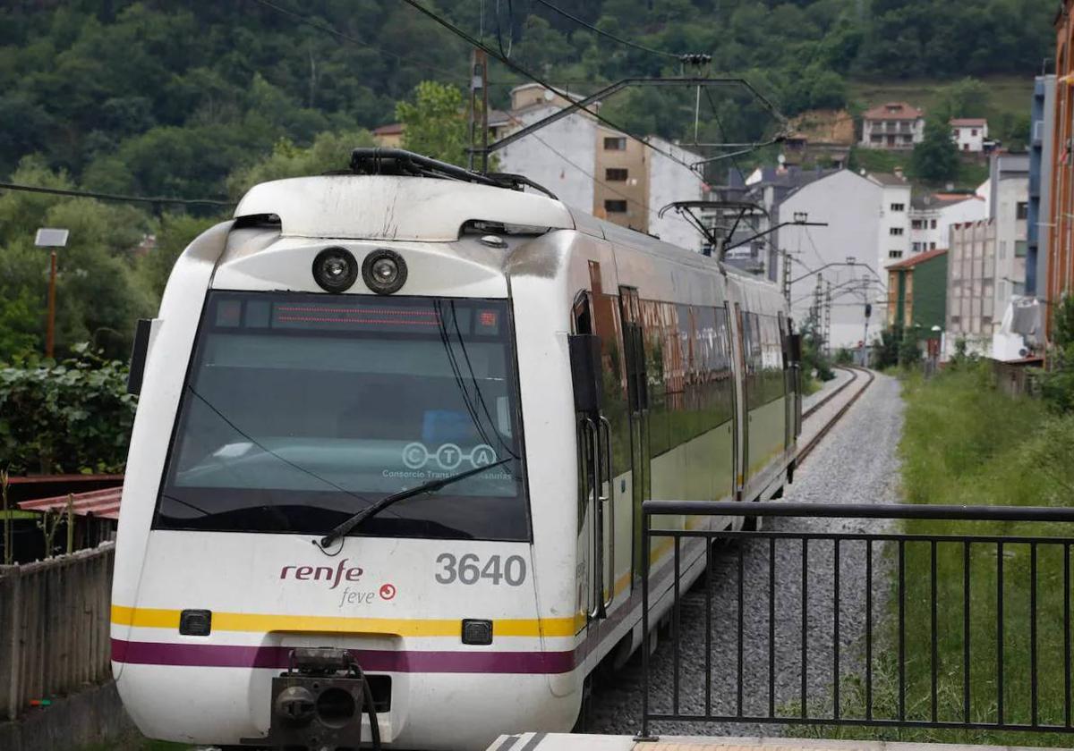 Tren de Feve circulando entre Pola de Laviana y Blimea.