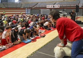 13.000 escolares baten el récord de reanimación simultánea en Gijón