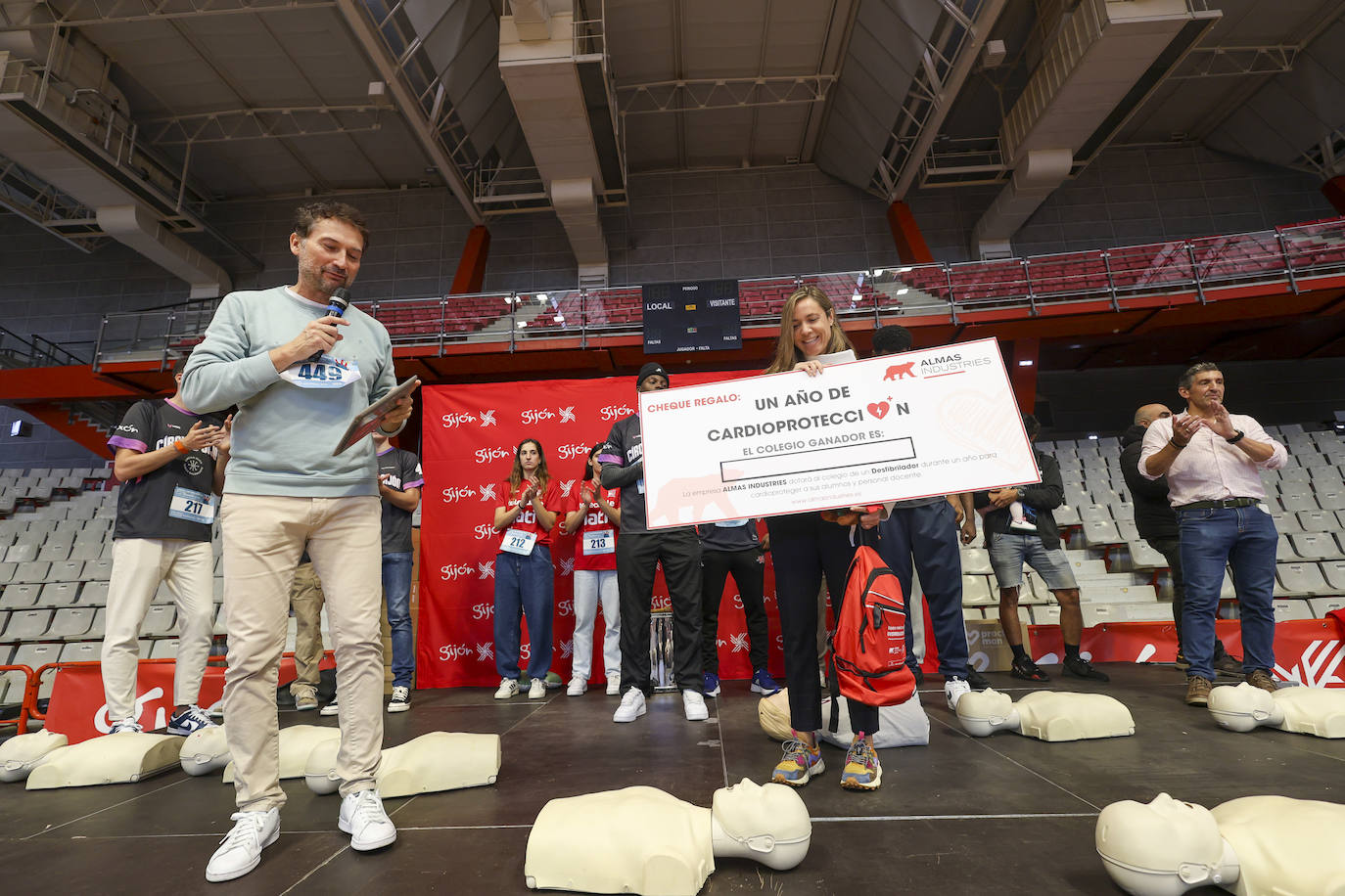 13.000 escolares baten el récord de reanimación simultánea en Gijón