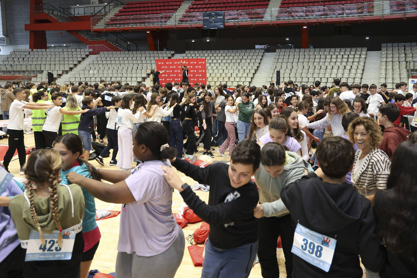 13.000 escolares baten el récord de reanimación simultánea en Gijón