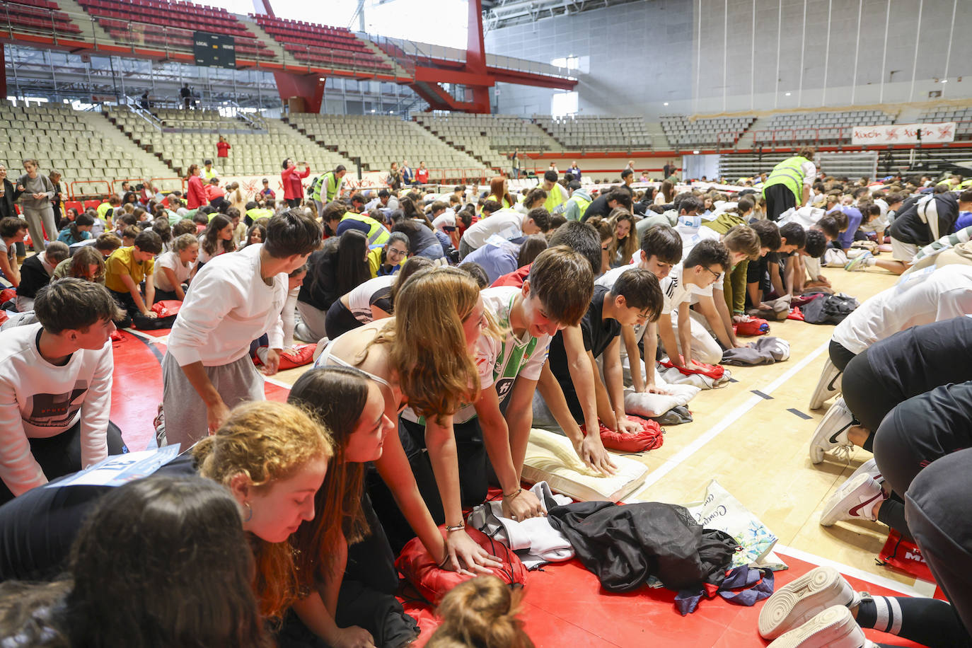 13.000 escolares baten el récord de reanimación simultánea en Gijón