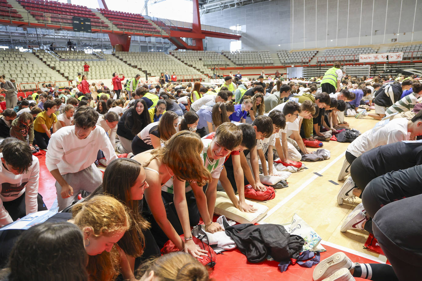 13.000 escolares baten el récord de reanimación simultánea en Gijón