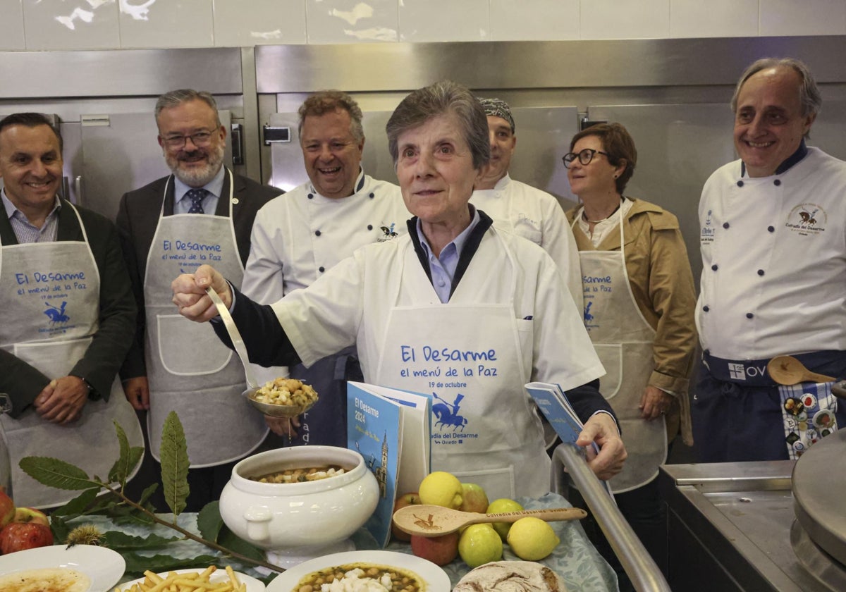 José García, Fernando Corral, Alfredo García Quintana, Miguel Ángel de Dios, Florentino Menéndez, Mar Prieto, Juanjo Suárez y, en primer término, sor Carmen Lorenzo, en la Cocina Económica.