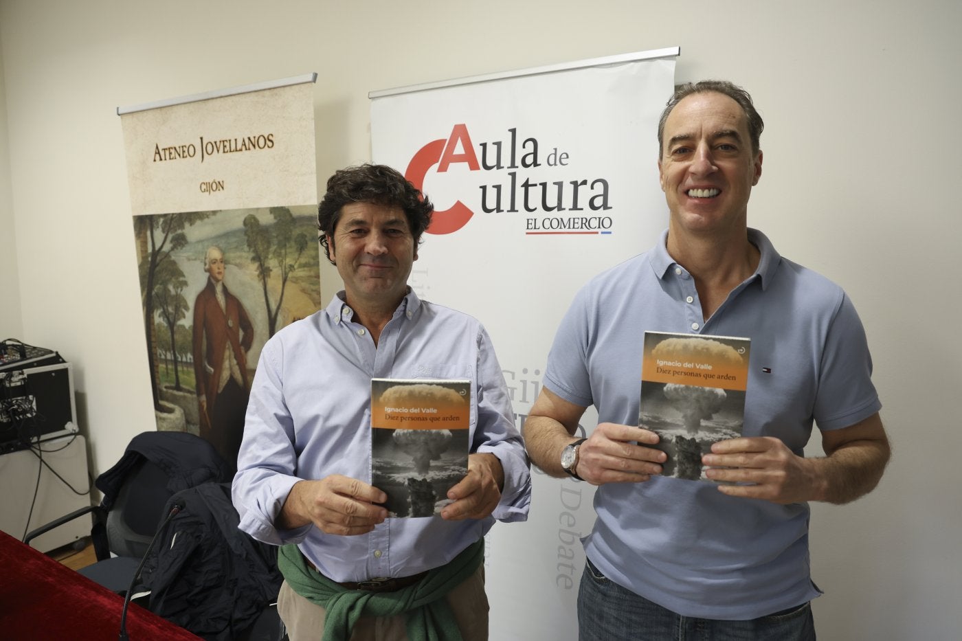El periodista Adrián Ausín e Ignacio del Valle, en la presentación de su más reciente título.