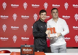 Guille Rosas recibe el Trofeo Mahou al mejor jugador del mes de septiembre de manos de Manuel Ángel Vallina.