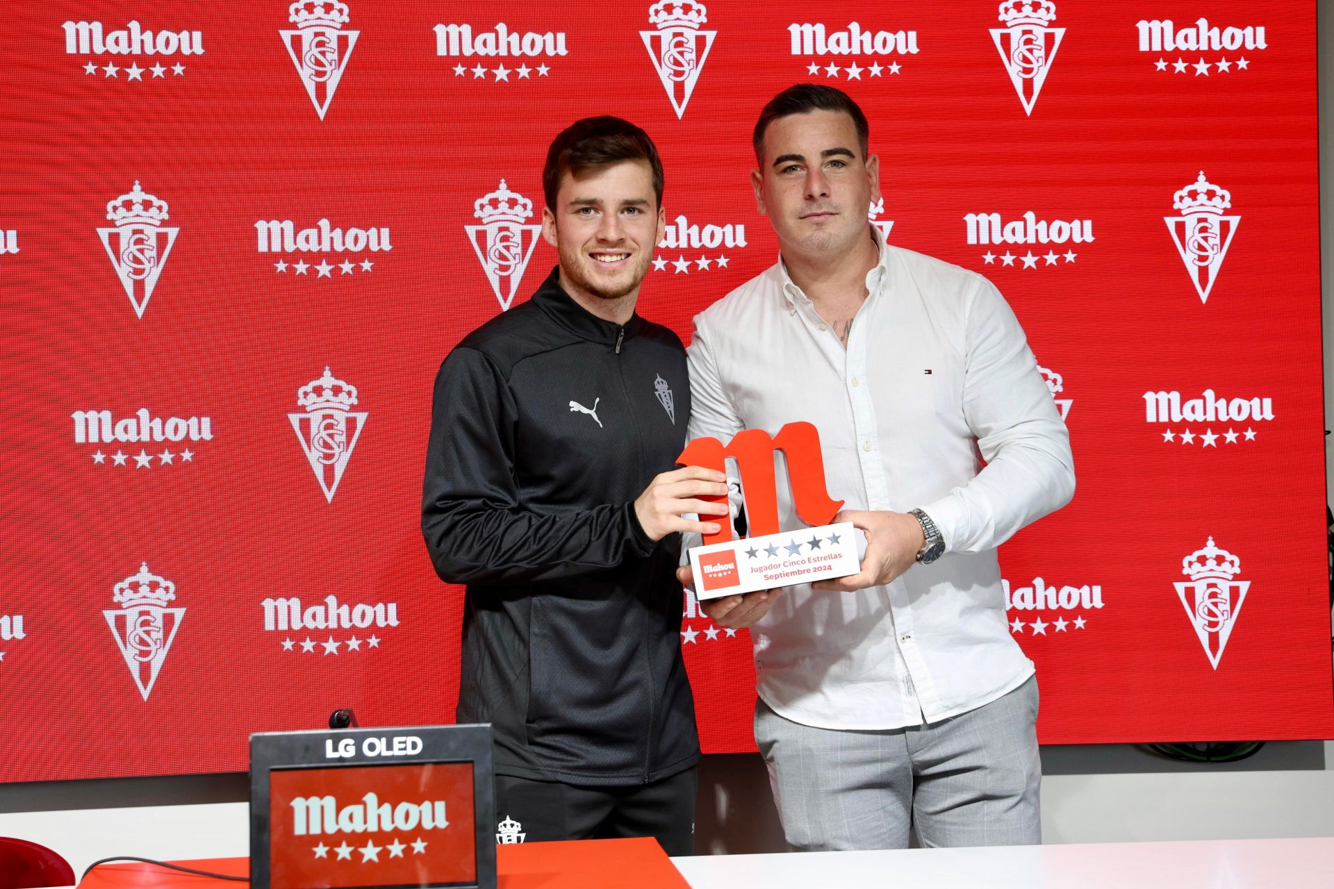 Guille Rosas recibe el Premio Mahou al mejor jugador del mes de septiembre de manos de Manuel Ángel Vallina.
