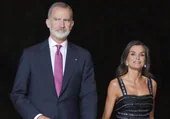 Los gestos detrás del 'manotazo' del Rey Felipe a doña Letizia