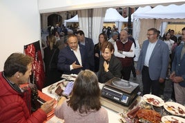 La alcaldesa, Carmen Moriyón, en uno de los estand del mercado de productos leoneses. Acudieron también Gerardo Álvarez Courel, presidente de la Diputación de León y Roberto Aller, vicepresidente. Detrás, Ángela Pumariega y Guzmán Pendás.