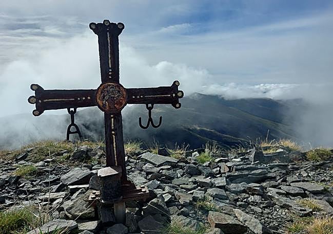 Cruz de Asturias en la cumbre del Estorbín
