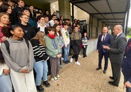 El presidente del Senado, Pedro Rollán, y el presidente de la Junta General del Principado, Juan Cofiño, frente a los alumnos de Vegadeo.