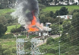 Incendio en una de las chabolas del poblado de La Paxarada, a las afueras de Luanco (Gozón)