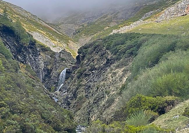 Cascadas y pequeñas lagunas toman el paisaje durante este primer tramo de la ruta