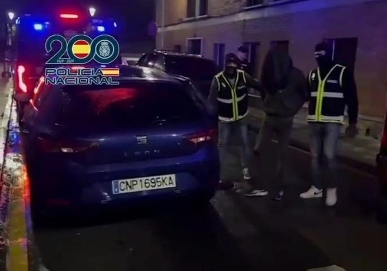 Momento de la detención en la calle Marcos del Torniello.