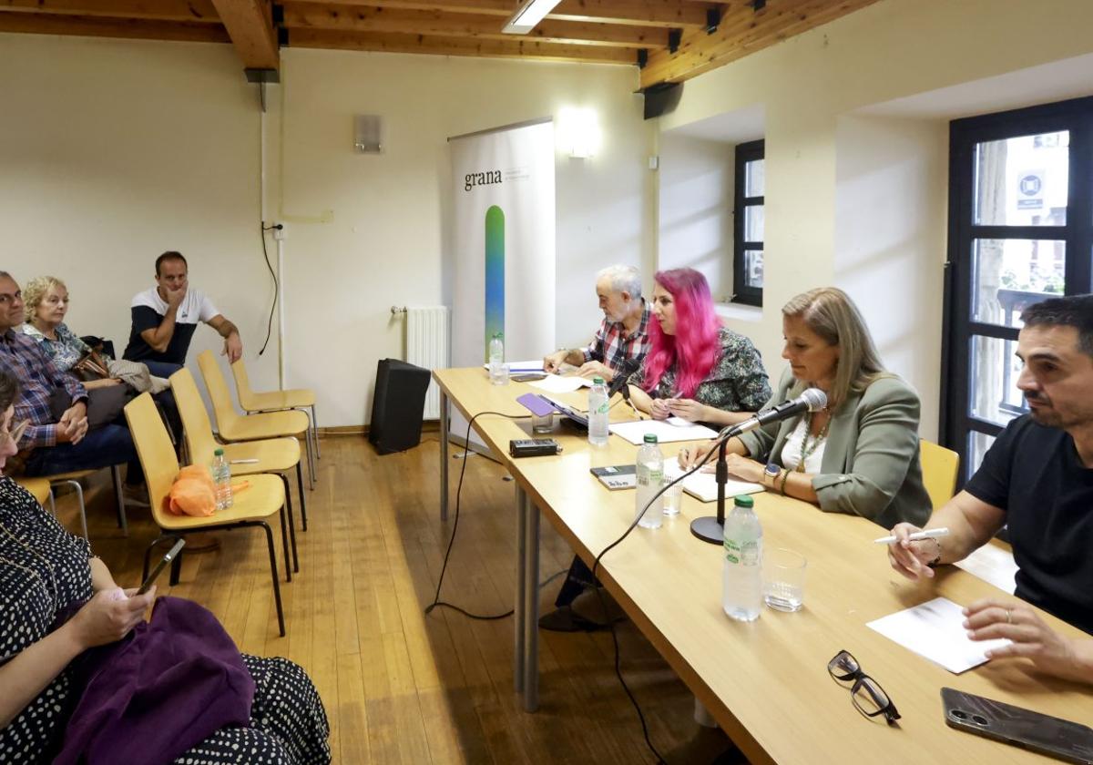 Manuel Cañete, Arantza Margolles (moderadora), Lara Martínez y Jorge Dioni López, durante la mesa redonda.