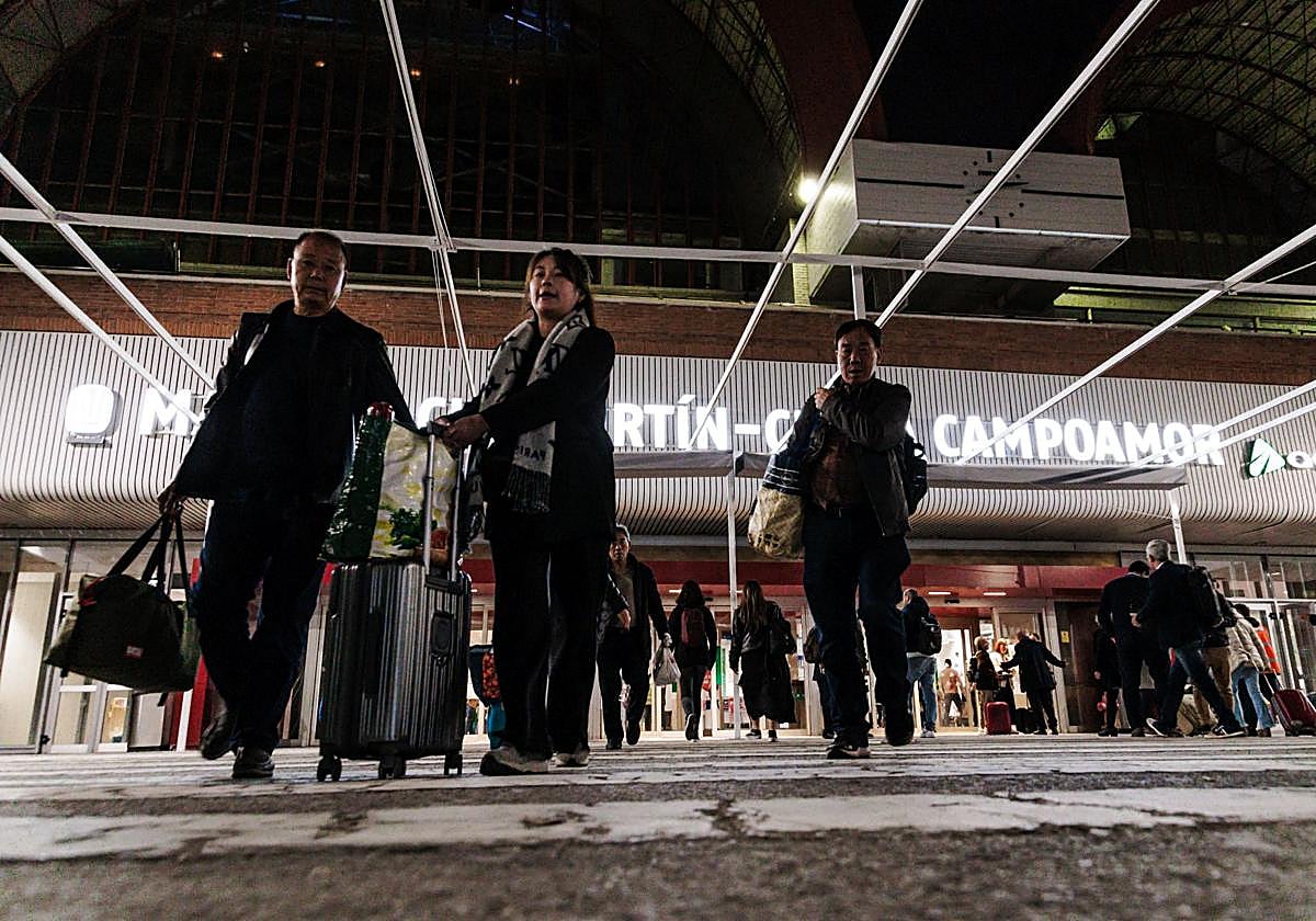 Decenas de personas en el exterior de la estación de Chamartín.