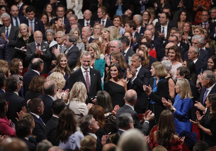 La entrada de los Reyes y sus hijas al teatro Campoamor, para dar inicio a la ceremonia del año pasado.