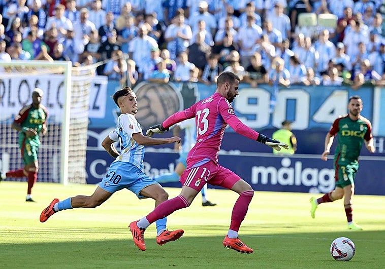 Aarón despeja un balón.