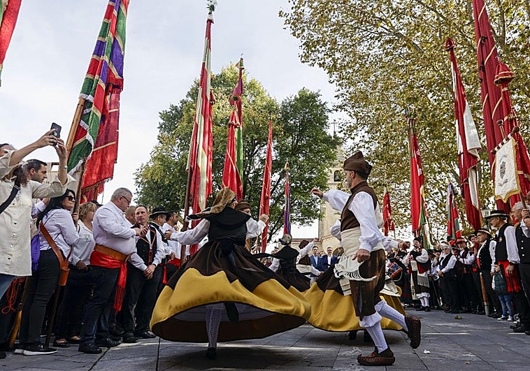 Los pendones toman la playa de San Lorenzo como símbolo de la unión entre Gijón y León