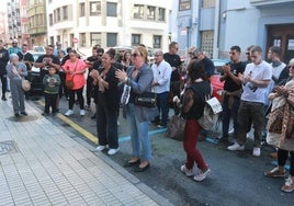 Emotivo homenaje a Saúl, el joven fallecido hace un año en un piso de Gijón