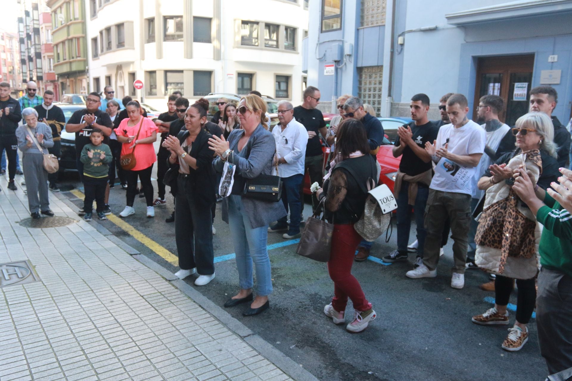 Emotivo homenaje a Saúl, el joven fallecido hace un año en un piso de Gijón