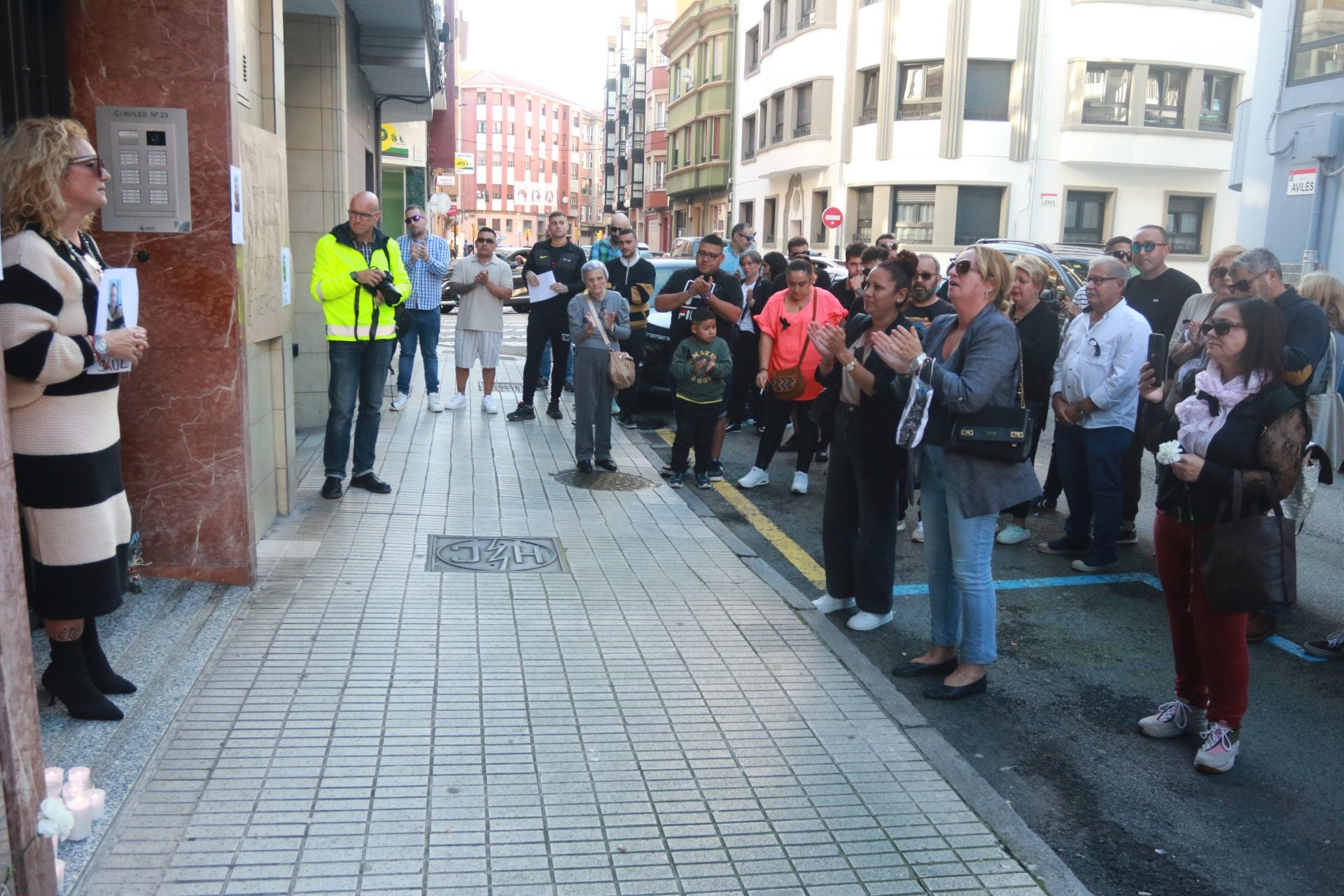 Emotivo homenaje a Saúl, el joven fallecido hace un año en un piso de Gijón