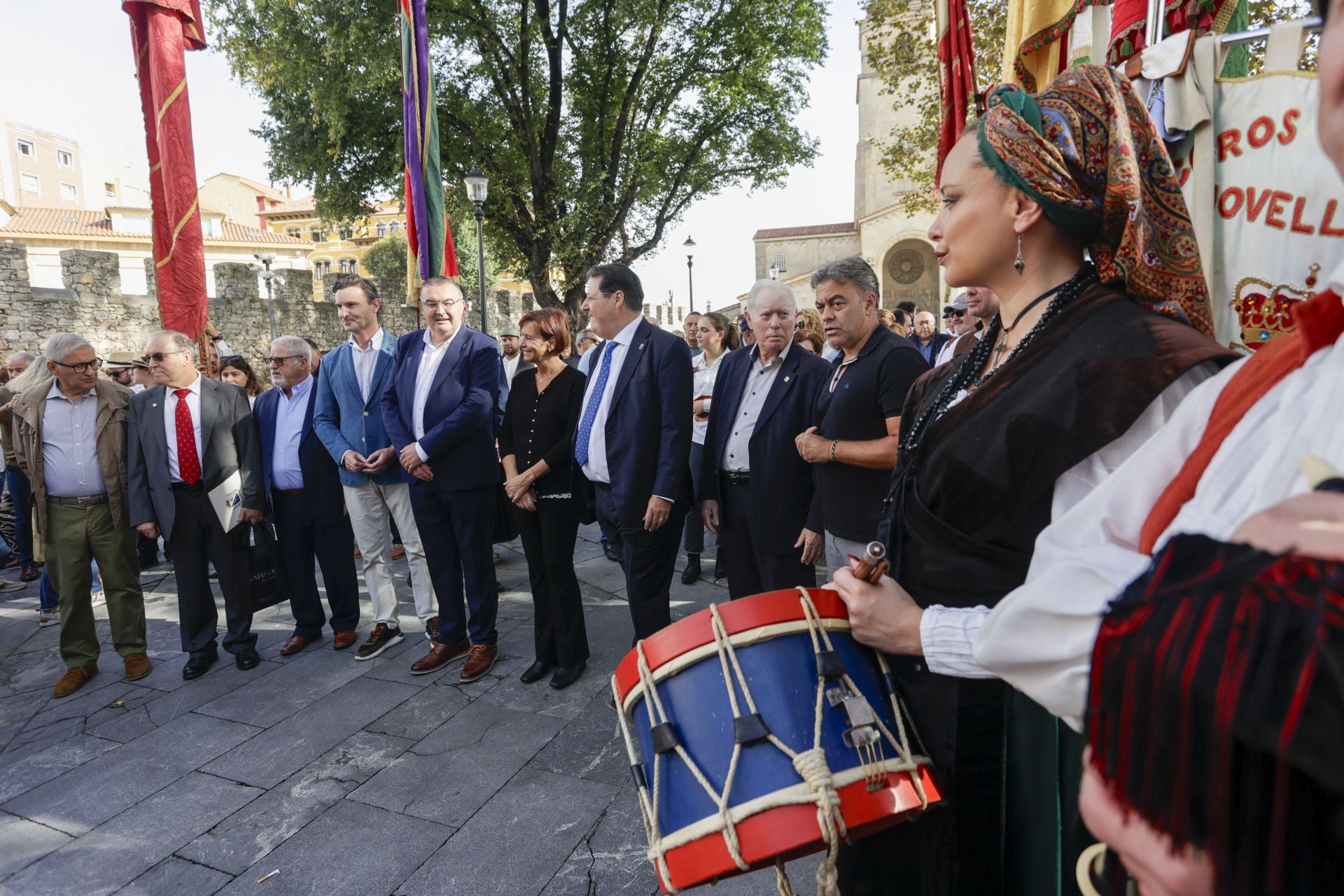 Asturias y León consolida su unión en Gijón: las imágenes del desfile de pendones