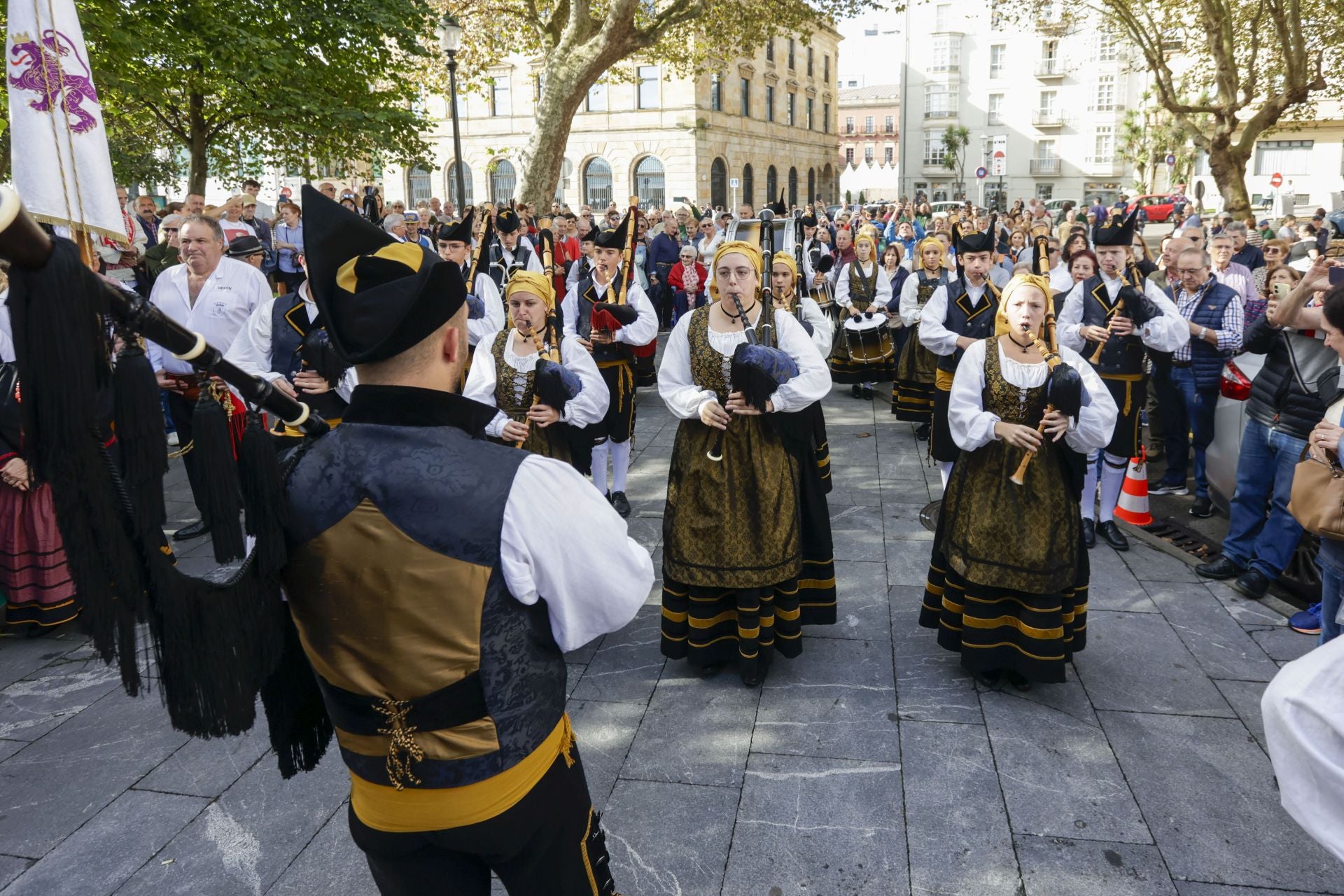 Asturias y León consolida su unión en Gijón: las imágenes del desfile de pendones